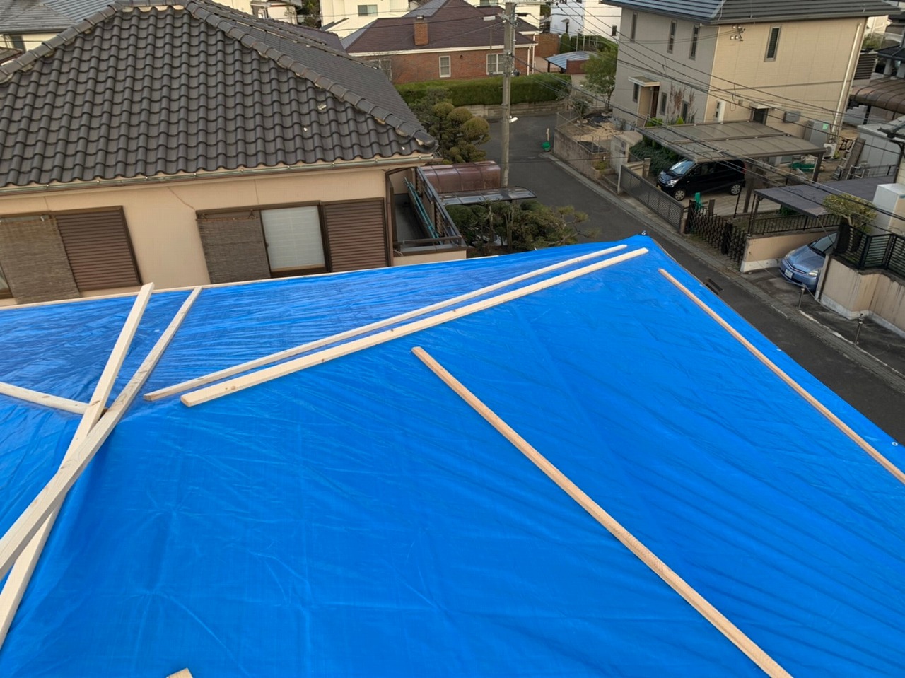 生駒市の葺き替え工事、大屋根の雨養生